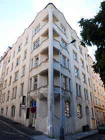 Prag - Berühmte  kubistische Fassade des Mietshauses in Neklanova